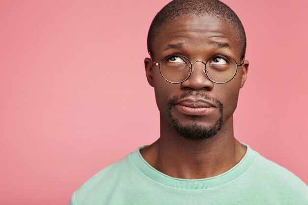 Free photo closeup portrait of young african-american man