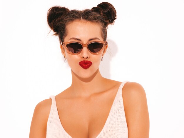 Портрет крупным планом. Молодая красивая сексуальная хипстерская женщина с красными губами в солнцезащитных очках.