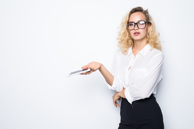 Foto gratuita giovane donna di affari del ritratto del primo piano infelice, infastidita da qualcosa, qualcuno sul suo telefono cellulare mentre mandando un sms, ricevendo sms difettosi, messaggio di testo, muro bianco isolato.