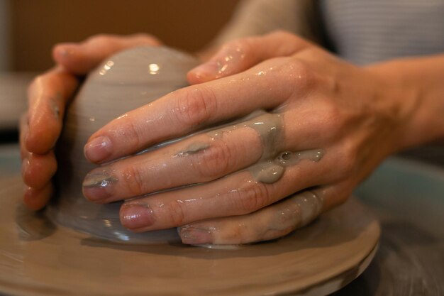 クローズアップ陶器の手は、皿のバリを彫刻します