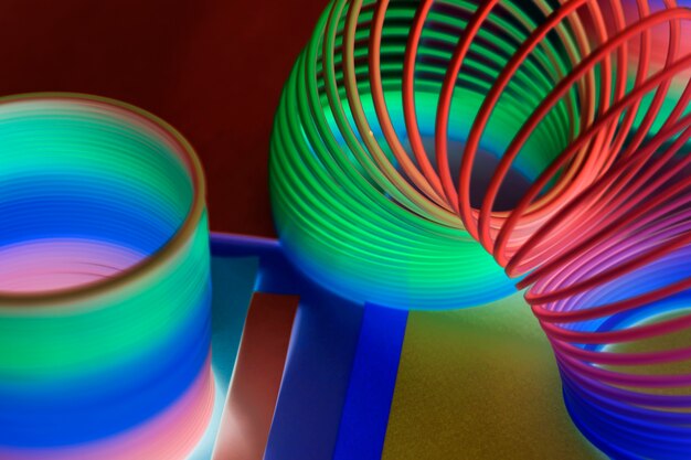 Макрофотография радуги весной игрушка фон в негативном эффекте