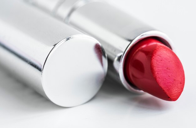 흰색 배경에 고립 된 빨간 립스틱의 근접 촬영