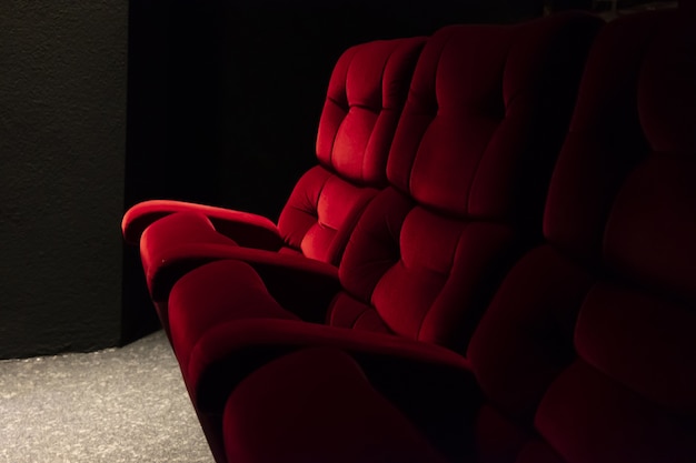 스위스 영화관의 조명 아래 빨간색 좌석의 근접 촬영