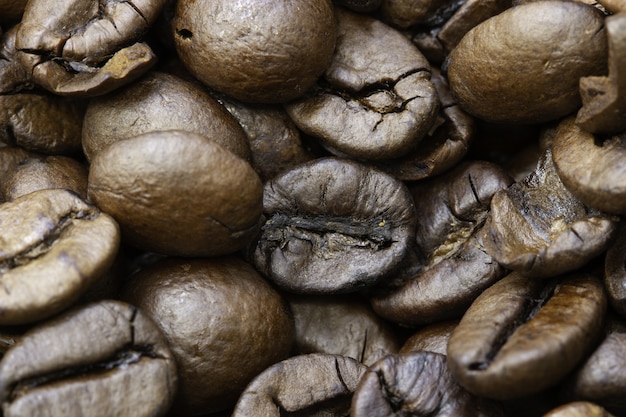 Primo piano di chicchi di caffè tostati sotto le luci con bordi sfocati