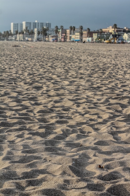 Крупный план песка на пляже в Калифорнии