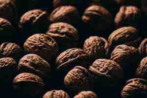 Бесплатное фото Крупным планом селективный фокус выстрел из вкусных свежих грецких орехов на деревянной поверхности