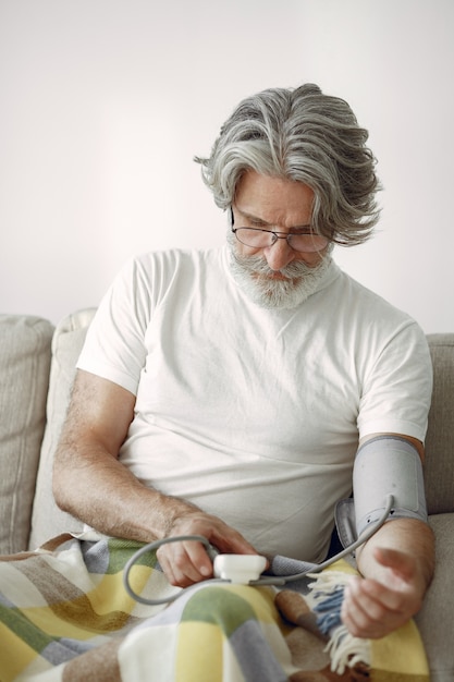 Free photo closeup of senior male 70-75 years old measuring the pressure. man to measure her blood pressure. health and care.