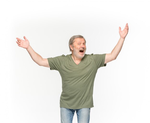 Крупный план тела старшего человека в пустой зеленой футболке изолированной на белизне