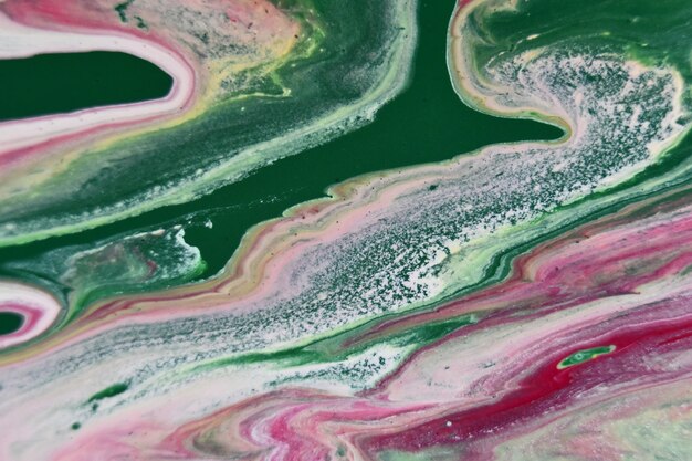 Снимок крупным планом абстрактных узоров, созданных яркими красками, смешанными в воде