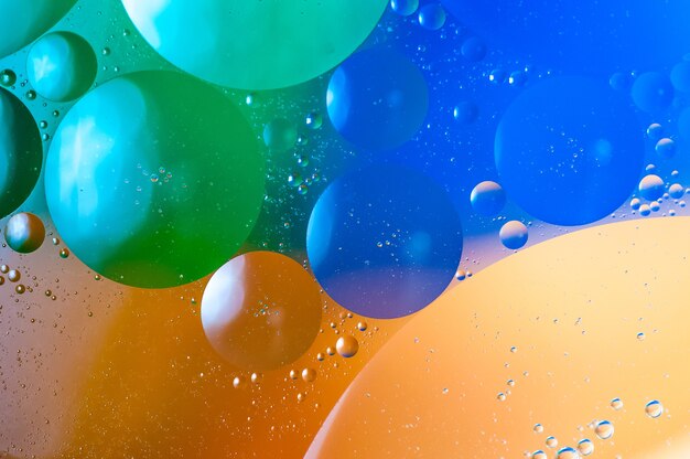 Снимок крупным планом абстрактного с красочными пузырями