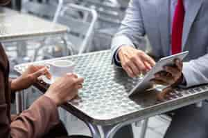 Free photo closeup shot of african american man pointing at tablet