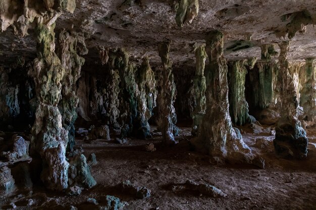 カリブ海のボネール島の謎に満ちた古代の洞窟のクローズアップショット