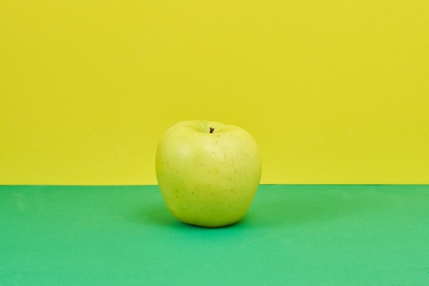 緑と黄色の背景にリンゴのクローズアップショット
