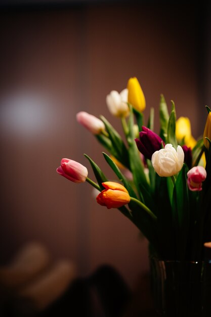 カラフルなチューリップの花と美しい花束のクローズアップショット