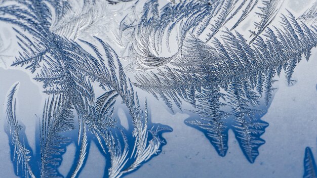 美しい霜のパターンとガラスのテクスチャのクローズアップショット