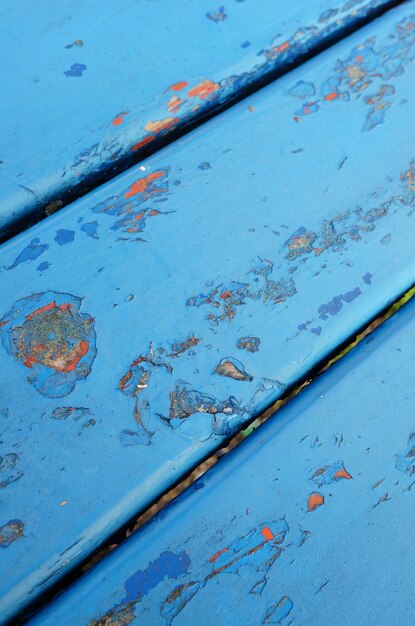 오래 된 레이어를 보여주는 부서진 페인트와 파란색 금속 테이블의 근접 촬영 샷