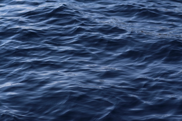 Крупным планом снимок голубой воды на рассвете