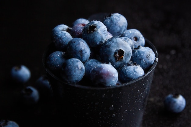 Free photo closeup shot of blueberries in a black bowl