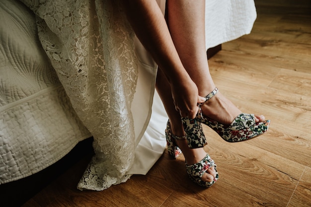 結婚式の靴を履いている花嫁のクローズアップショット