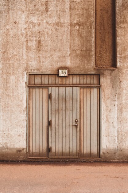 コンクリートの建物の茶色の木製ドアのクローズアップショット