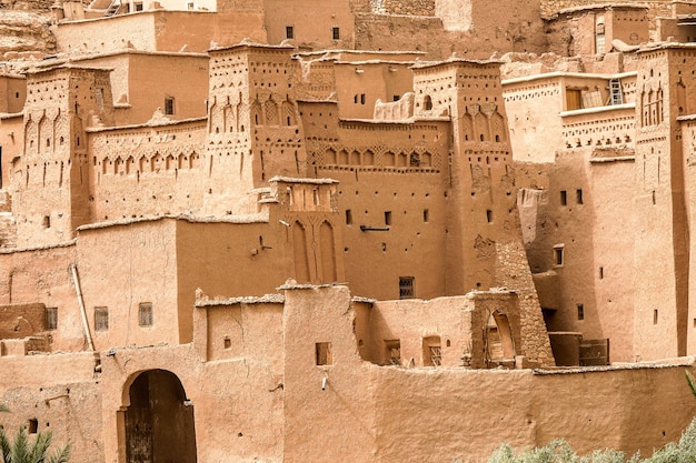 モロッコの太陽の下でコンクリートで作られた建物のクローズアップショット