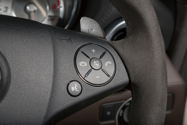 현대 자동차의 스티어링 휠에 통화 버튼의 근접 촬영 샷