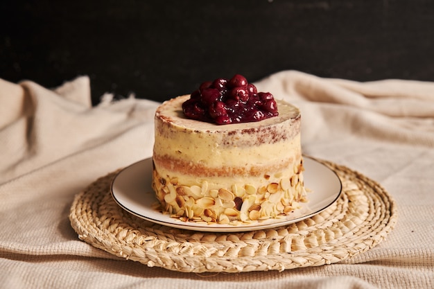 Foto gratuita colpo del primo piano della torta di ciliegie con crema