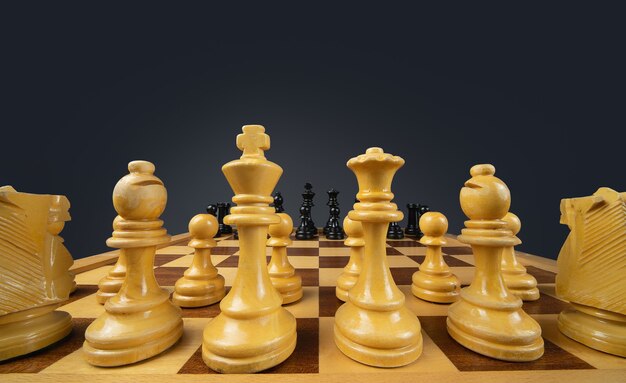 Снимок крупным планом шахматной доски из коричневых и черных фигур