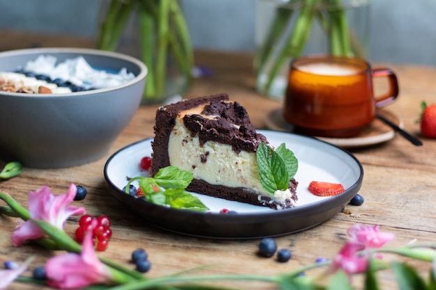 Foto gratuita colpo del primo piano della cheesecake al cioccolato sul tavolo