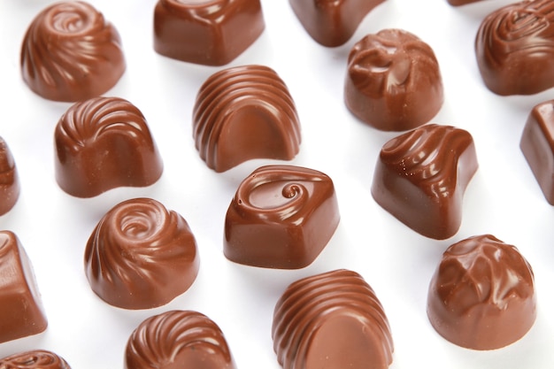 Foto gratuita primo piano di praline di cioccolato isolate su un muro bianco