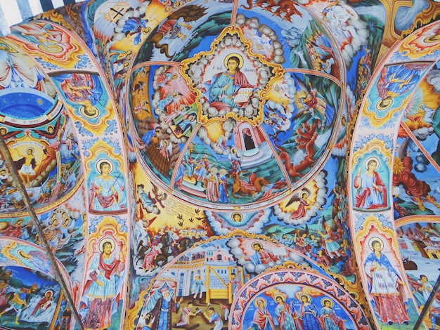 教会の壁の天井にキリスト教の宗教的なイメージのクローズアップショット