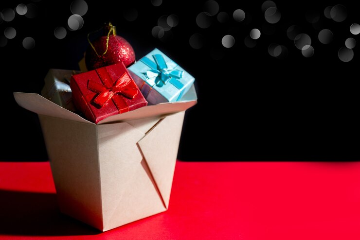 無料Photo クリスマス作曲のクローズアップショット。中華なべの紙箱。クリスマスギフトボックス。
