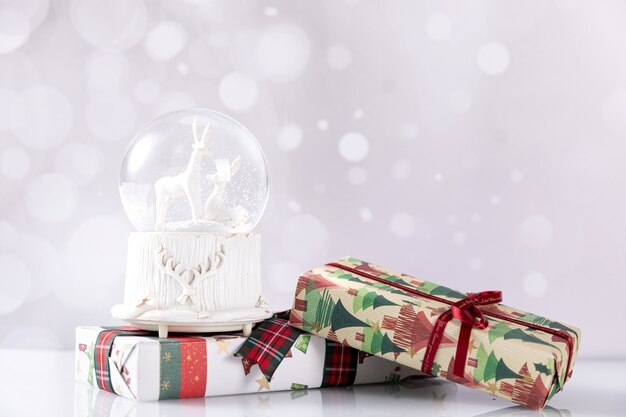 Крупным планом выстрел рождественские подарочные коробки и стеклянный шар на боке