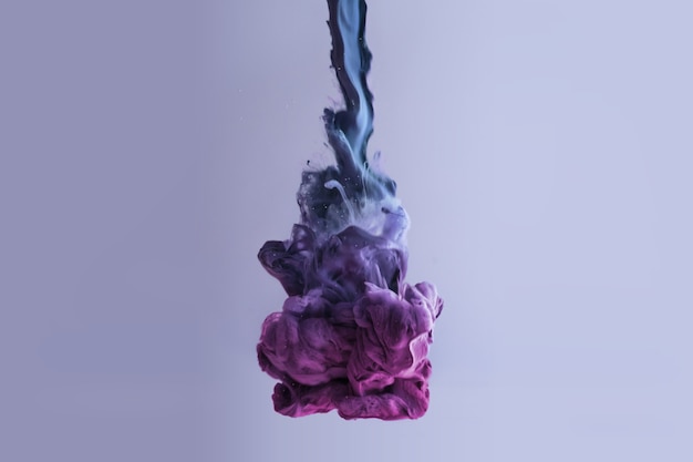 Closeup colpo di esplosione di inchiostro colorato su una superficie bianca