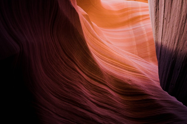 Снимок крупным планом красочных текстурных деталей каньона