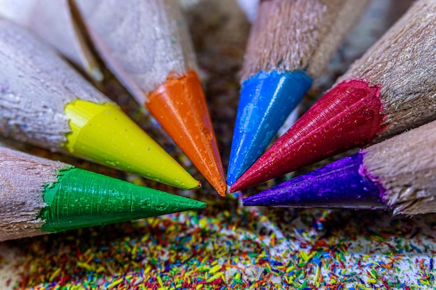 Foto gratuita colpo del primo piano di matite colorate