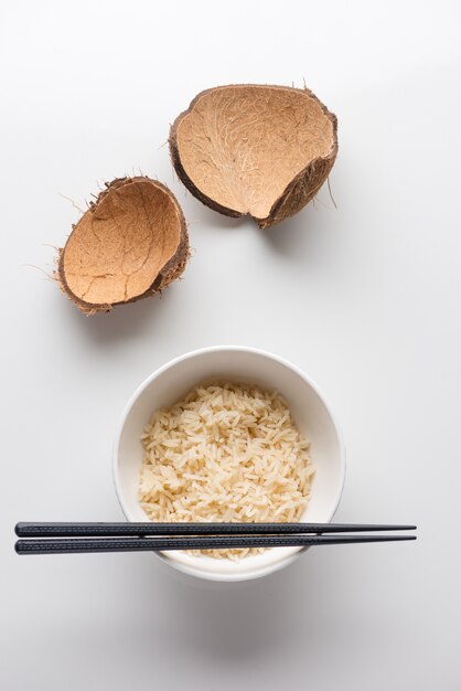 白でそれを箸で白いプラスチック製のボウルにご飯のクローズアップショット