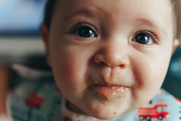 Foto gratuita primo piano di un simpatico bambino ispanico