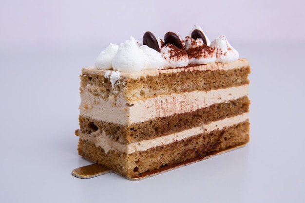Снимок крупным планом вкусного торта на белом фоне