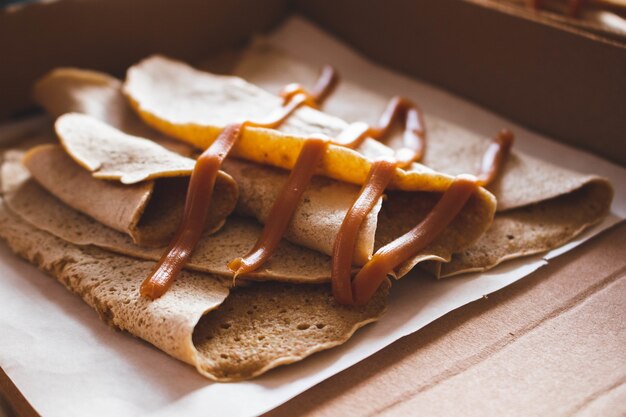 카라멜로 덮여 맛있는 크레페의 근접 촬영 샷