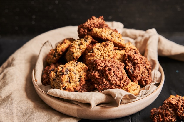 Крупным планом вкусное домашнее овсяное печенье в тарелке