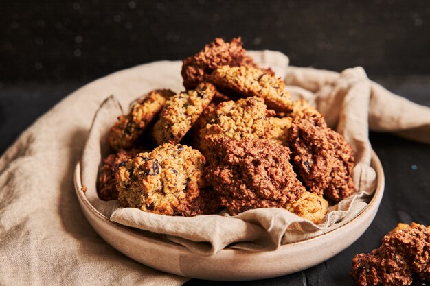 Крупным планом вкусное домашнее овсяное печенье в тарелке