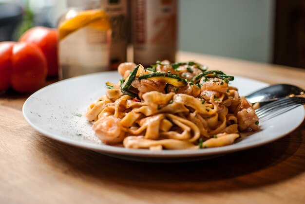 白いプレートでおいしいパスタのクローズアップショット