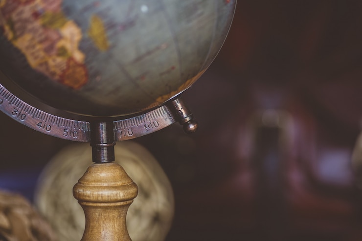 मुफ़्त फोटो closeup shot of a desk globe with a blurred background