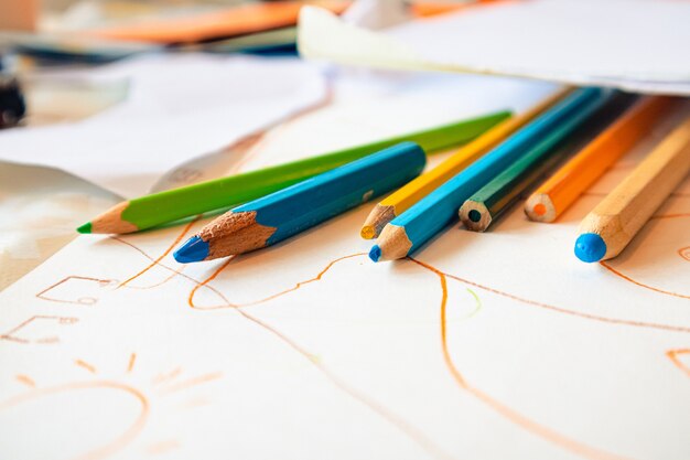 Снимок крупным планом различных красочных карандашей