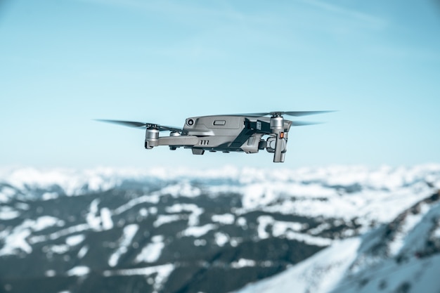Снимок дрона крупным планом над красивым горным пейзажем, покрытым снегом