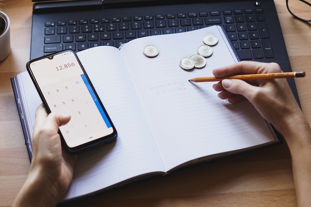 Free photo closeup shot of an entrepreneur working from home on his personal finances and savings