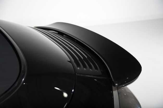 Снимок крупным планом внешних деталей современного черного автомобиля