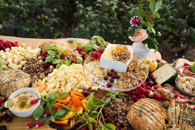 Снимок банкетного стола с разнообразной едой крупным планом