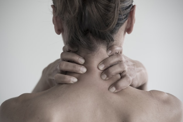 Foto gratuita colpo del primo piano di una donna che ha un dolore al collo